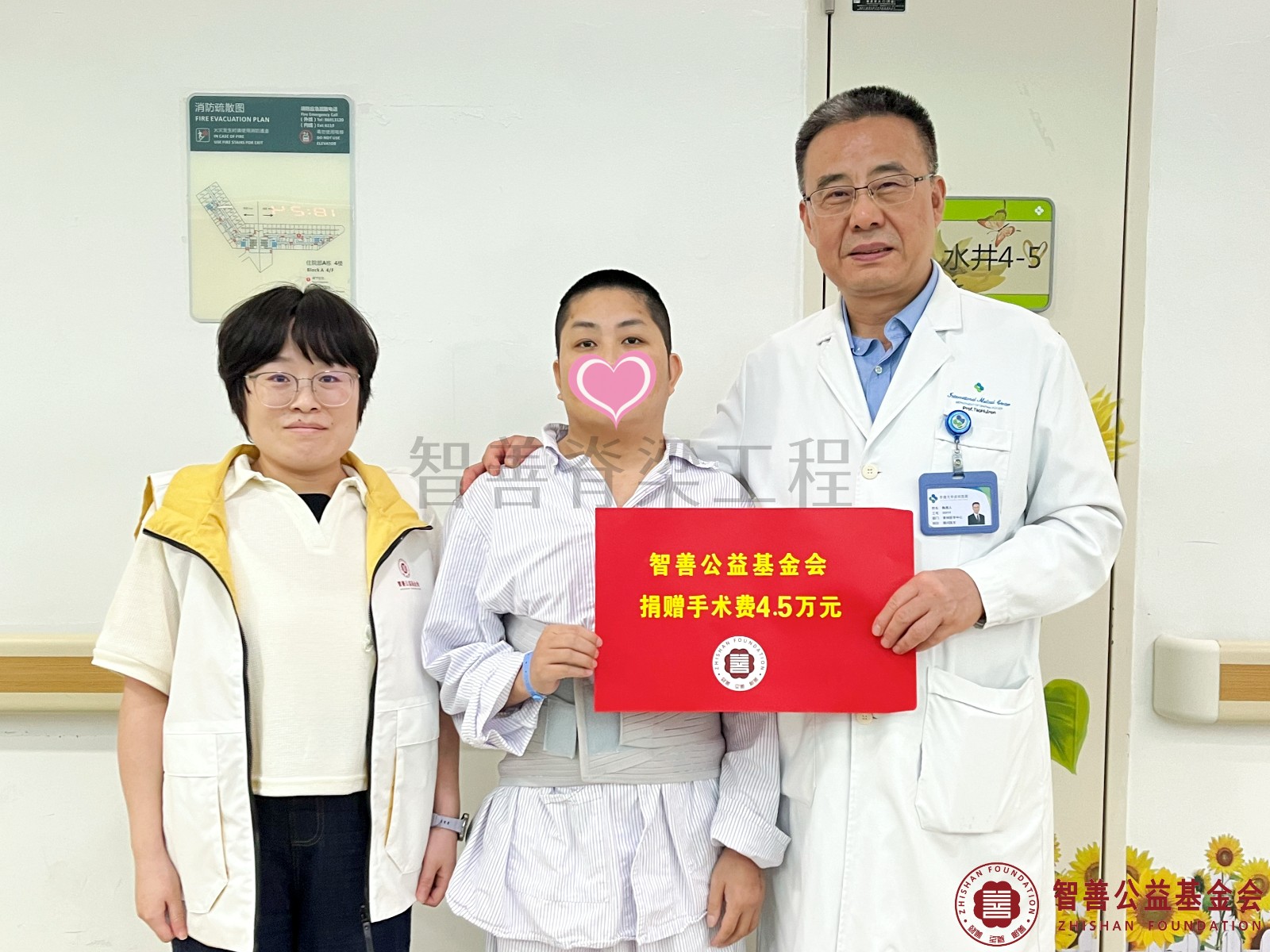 19香港大学深圳医院陶惠人教授（右一）、爱心志愿者李琳将智善公益基金会捐赠的4.5万元转交给云南文山广南县患者罗贵荣.jpg