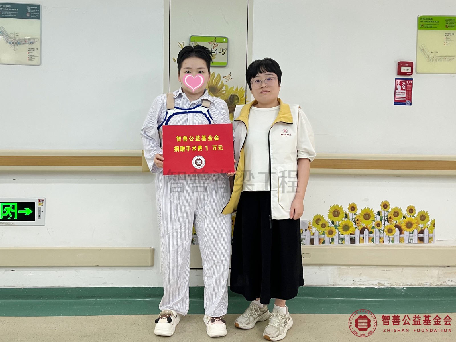 44香港大学深圳医院爱心志愿者李敏（右一）将智善公益基金会捐赠的1万元转交给湖北黄冈团风县患者小李.jpg