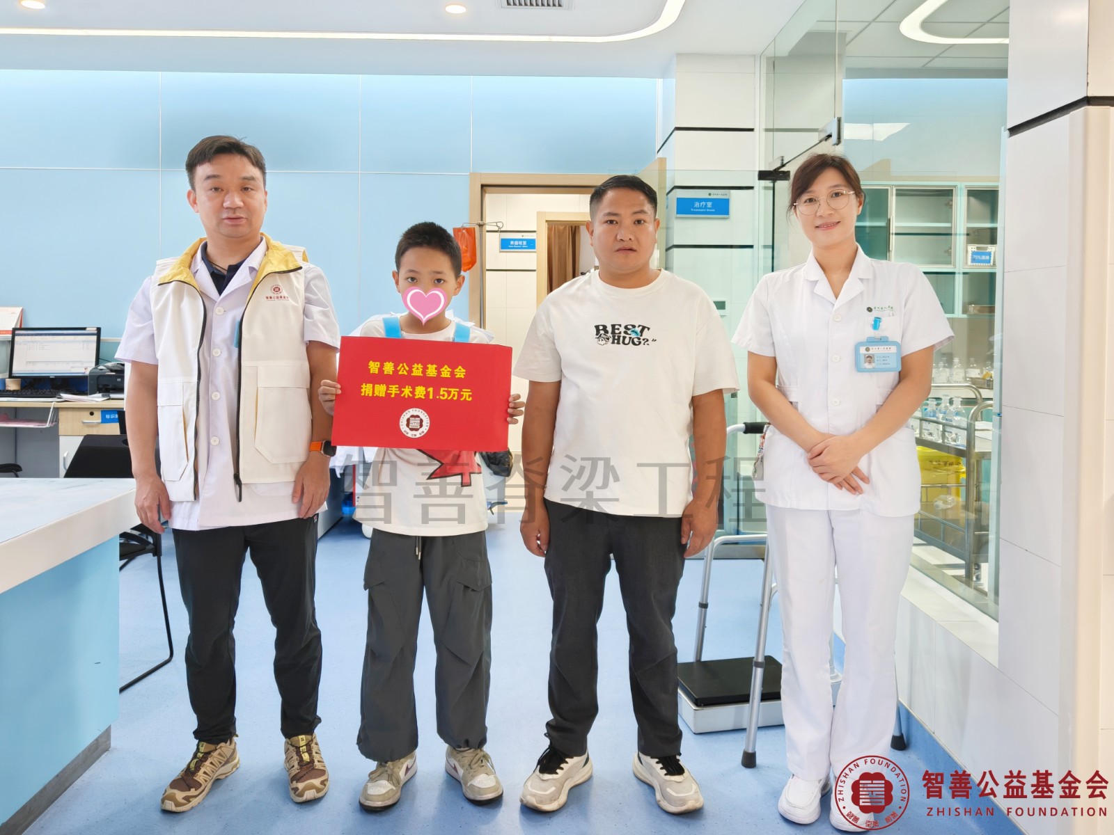 1贵州省人民医院（左起）宋雄波医生、胡小华护士将智善公益基金会捐赠的1.5万元转交给贵州黔南惠水县患者黄昌贵.jpg