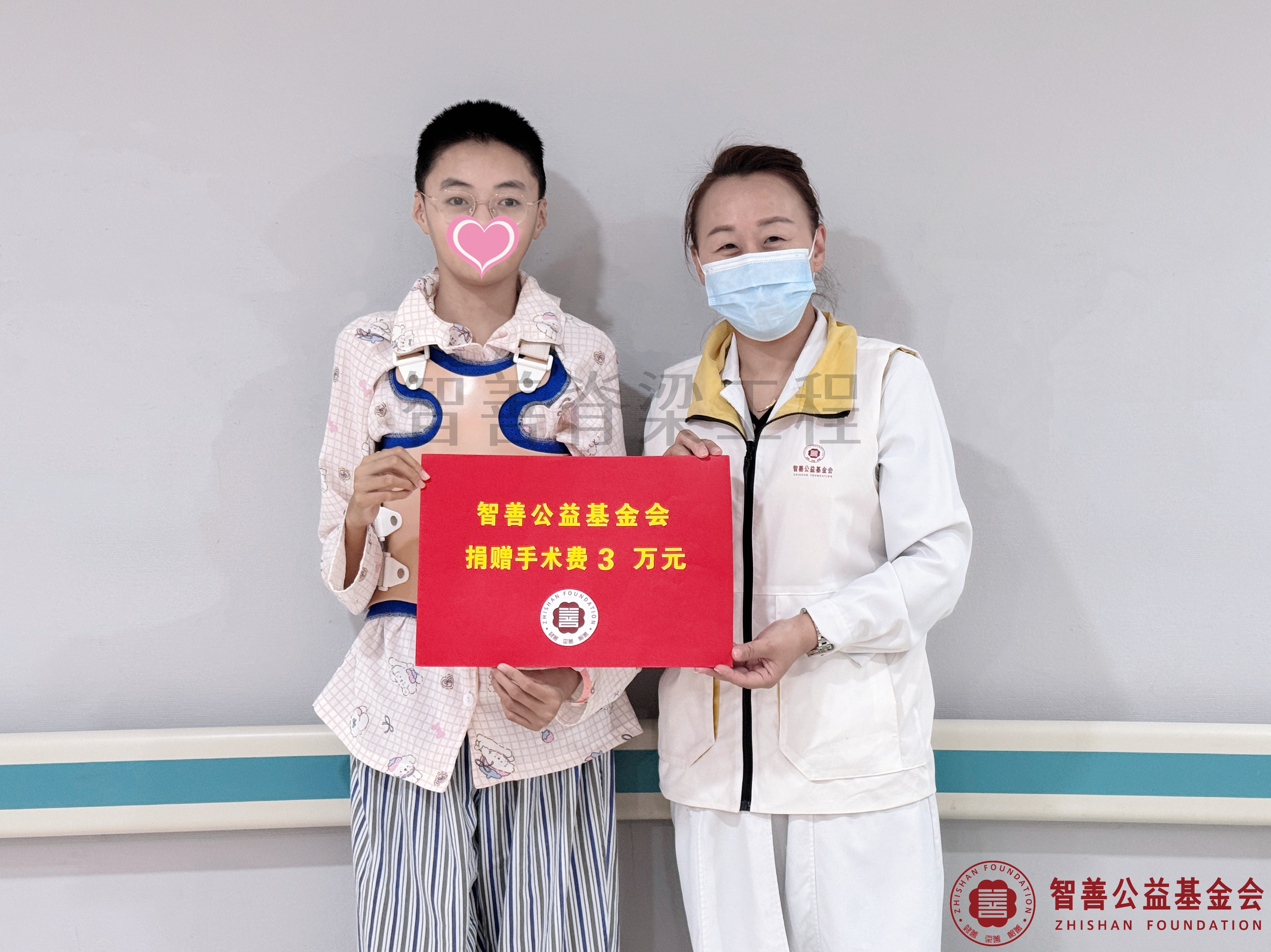 4北京优联医院吴艳娜护士长将智善公益基金会捐赠的3万元转交给山东日照莒县患者葛鑫诺.jpg