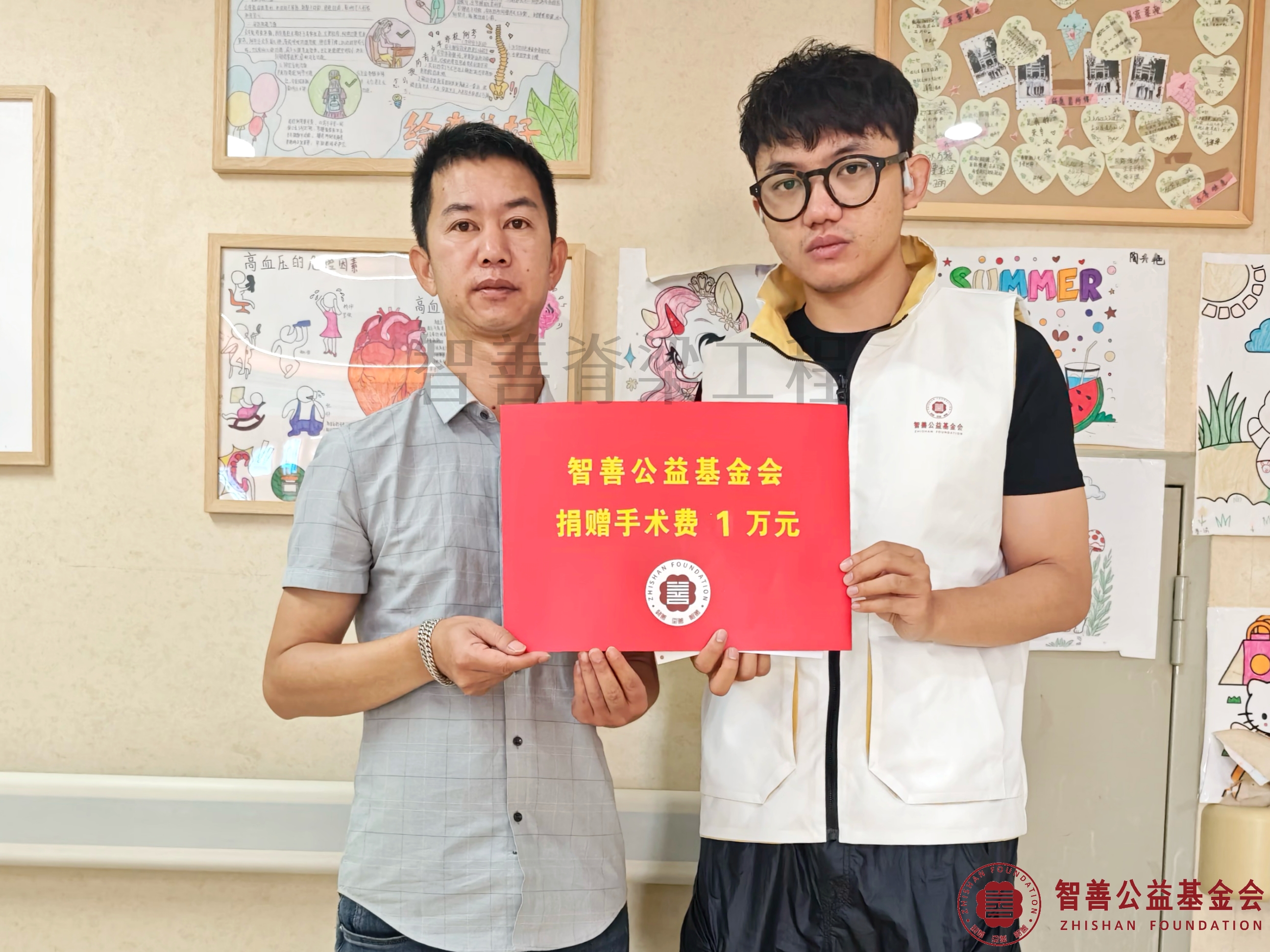 5昆明医科大学第二附属医院爱心志愿者杨炎睿将智善公益基金会捐赠的1万元转交给云南丽江永胜县患者黄舒淇（其父亲代领）.jpg
