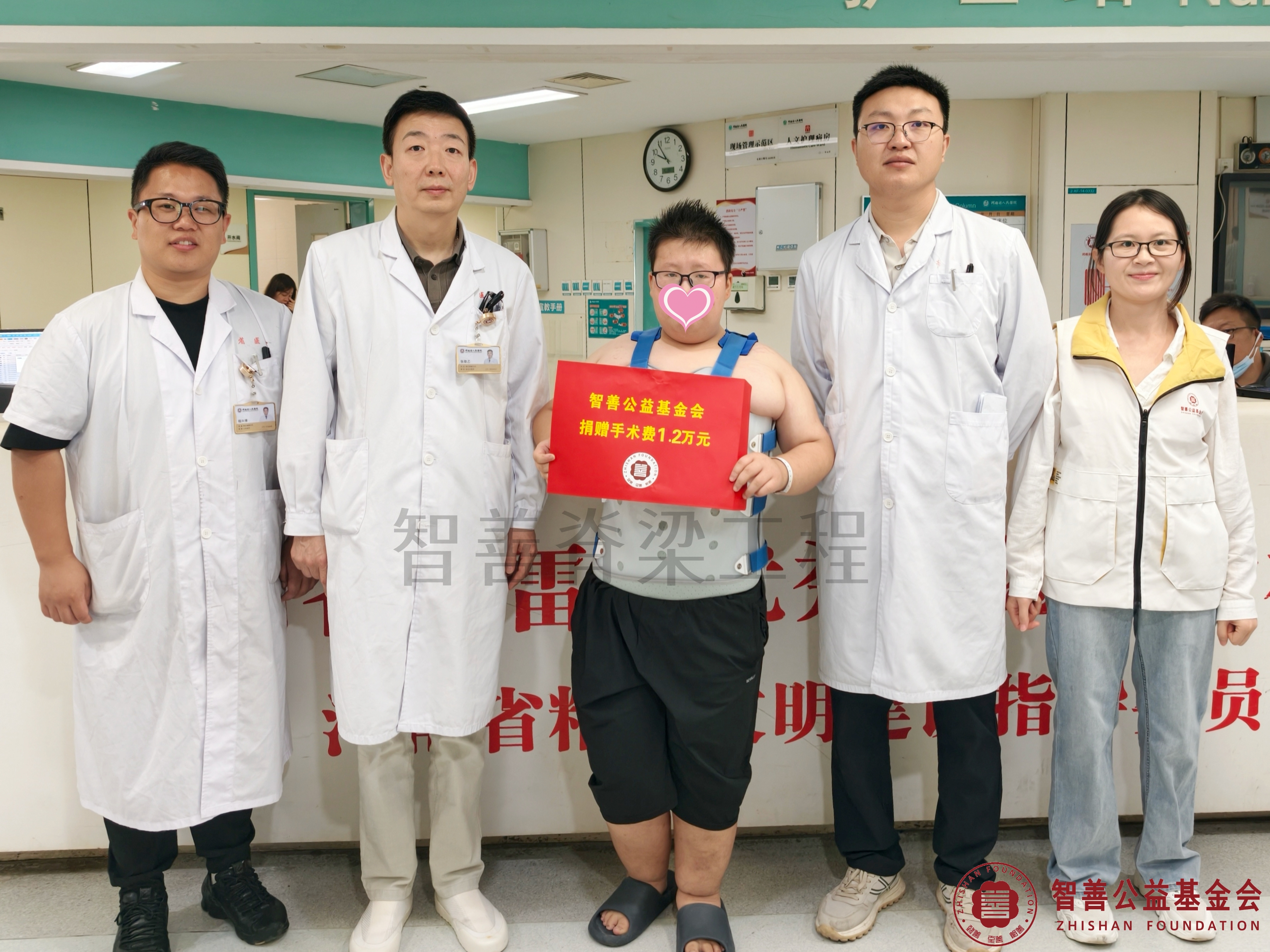 1河南省人民医院张敬乙主任（左二）、（左起）程兴博医生、吕东波医生、爱心志愿者莫彩蓉将智善公益基金会捐赠的1.2万元转交给河南信阳罗山县患者邢福斌.jpg